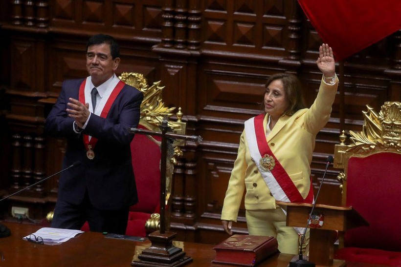 Phó Tổng thống Peru Dina Boluarte (phải) đã nhậm chức tổng thống sau khi ông Pedro Castillo bị phế truất. Ảnh: Reuters.