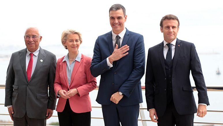 Từ trái qua phải: Thủ tướng Bồ Đào Nha Antonia Costa, Chủ tịch Ủy ban châu Âu Ursula von der Leyen, Thủ tướng Tây Ban Nha Pedro Sanchez và Tổng thống Pháp Emmanuel Macron, tại Alicante, Tây Ban Nha ngày 9/12.