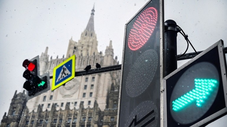 Đèn giao thông trước trụ sở Bộ Ngoại giao Nga ở Moscow.