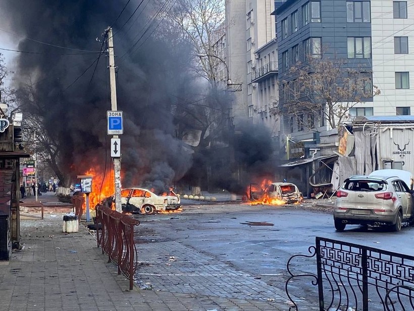 Ô tô bốc cháy trên đường phố sau một cuộc tấn công của quân đội Nga. Ảnh: Reuters.