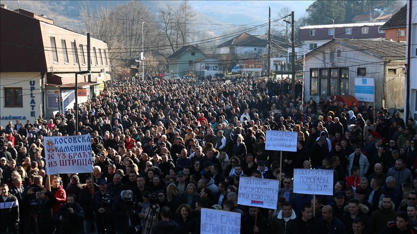 Những người Serb biểu tình bày tỏ quan ngại về an ninh.