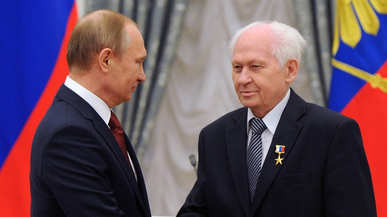 Tổng thống Nga Vladimir Putin (trái) trao huân chương Anh hùng Lao động cho ông Pavel Kamnev.