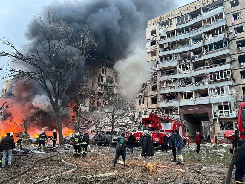 Tòa nhà chung cư bị phá hủy ở Dnepr, Ukraine.