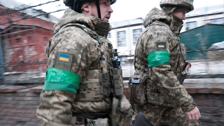 Binh sĩ Ukraine đi bộ qua thành phố Artyomovsk (Bakhmut). (Ảnh: Spencer Platt / Getty Images).
