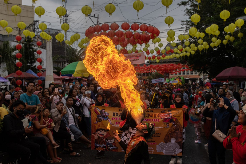 Những người tham gia biểu diễn trong lễ hội Grebeg Sudiro ở Solo, Indonesia. (Ảnh: Anadolu Agency/Getty Image)