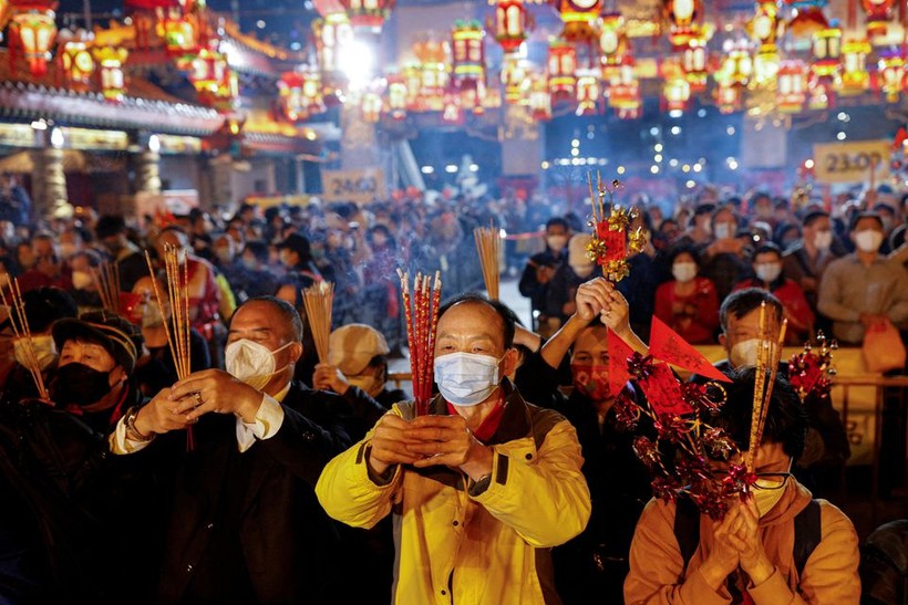 Người dân Hong Kong thắp hương trong Đền Wong Tai Sin trước giao thừa. (Ảnh: Reuters/Tyrone Siu)