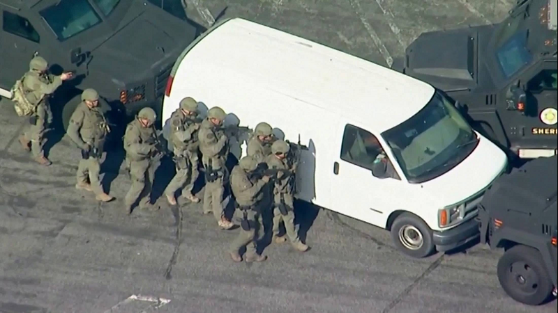 Cảnh sát bao vây một chiếc xe màu trắng được cho là có liên quan đến nghi phạm xả súng hàng loạt ở Monterey Park, California.