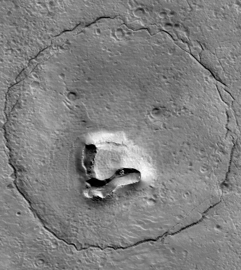 Khuôn mặt hình gấu trên sao Hỏa.