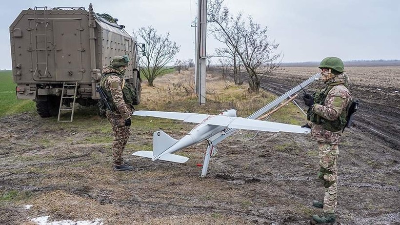 Binh sĩ Nga vận hành UAV trinh sát.