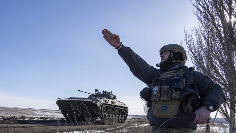 Một chỉ huy đơn vị Ukraine chỉ đường cho một chiếc APC trước khi khai hỏa vào các vị trí của quân Nga. (Ảnh: Ảnh AP)