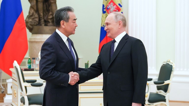 Tổng thống Nga Putin và Ủy viên Quốc vụ Trung Quốc Vương Nghị