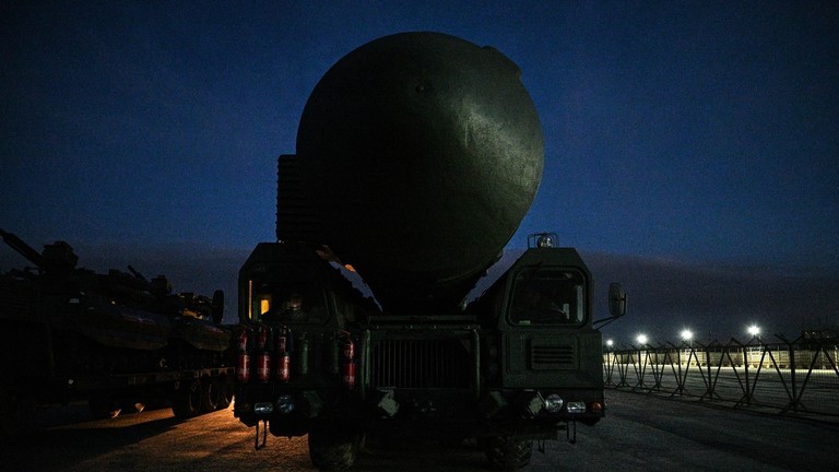 Vũ khí Nga trên đường từ bãi huấn luyện Alabino đến Moscow. (Ảnh:Sputnik / Ramil Sitdikov)
