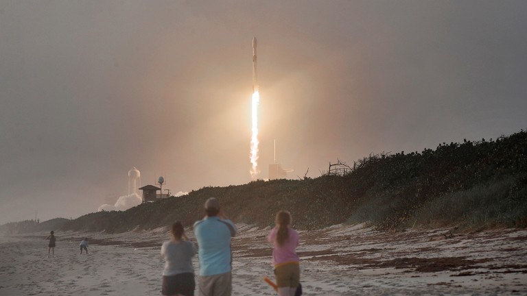 Tên lửa SpaceX Falcon 9 mang theo 60 vệ tinh Starlink phóng tại Trung tâm Vũ trụ Kennedy, Mỹ ngày 6/10/2020.