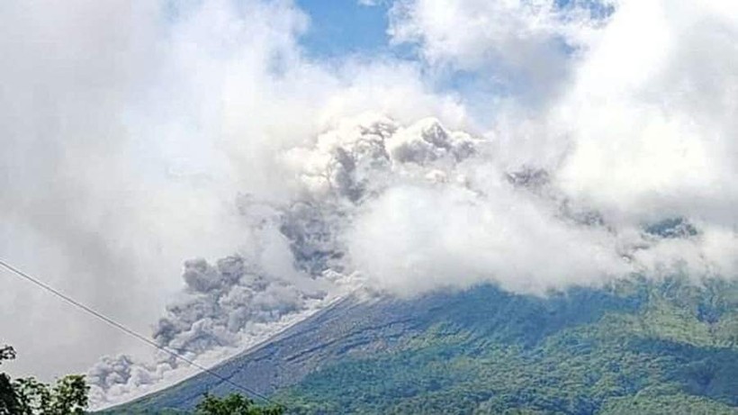Núi lửa Indonesia phun trào