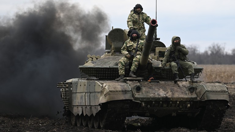 Quân nhân Nga trên xe tăng T-90M. (Ảnh: Sputnik/Alexey Maishev)