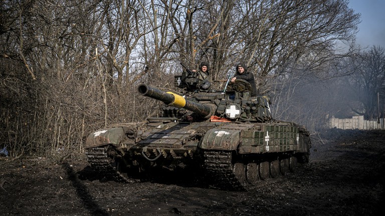 Binh sĩ Ukraine trên xe tăng.