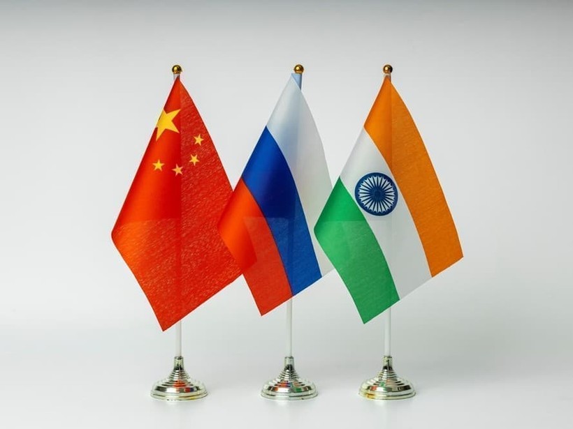 Quốc kỳ 3 nước Trung Quốc, Ấn Độ và Nga.