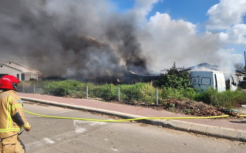 Lửa bùng cháy tại một nhà kho ở miền bắc Israel sau một cuộc tấn công bằng rocket từ Lebanon, ngày 6/4.