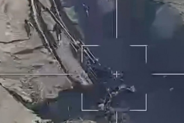Video UAV Lancet tập kích M777, pháo binh Ukraine kịp tháo chạy