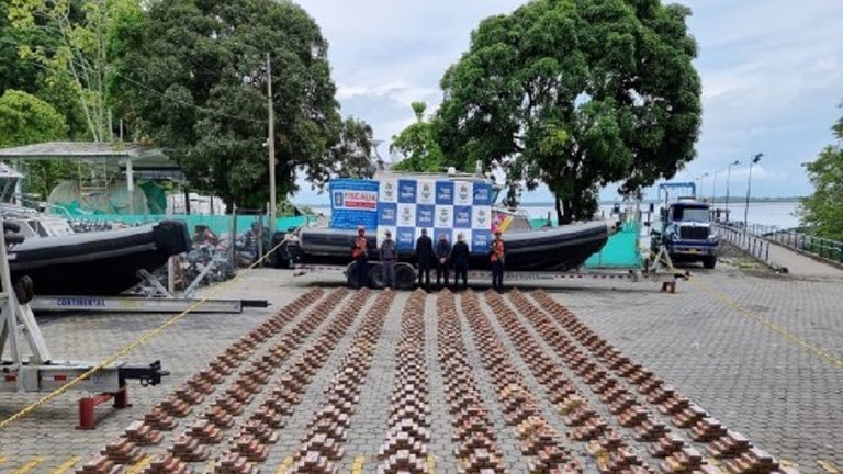 Quân nhân Colombia bên 3 tấn cocain thu giữ được từ một tàu ngầm ở Thái Bình Dương, ngày 12/5.