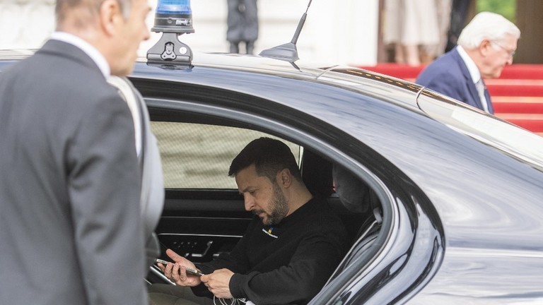 Ông Zelensky kiểm tra điện thoại di động tại Cung điện Bellevue của tổng thống ở Berlin, Đức, ngày 14/5. (Ảnh: AFP/Christophe Gateau)
