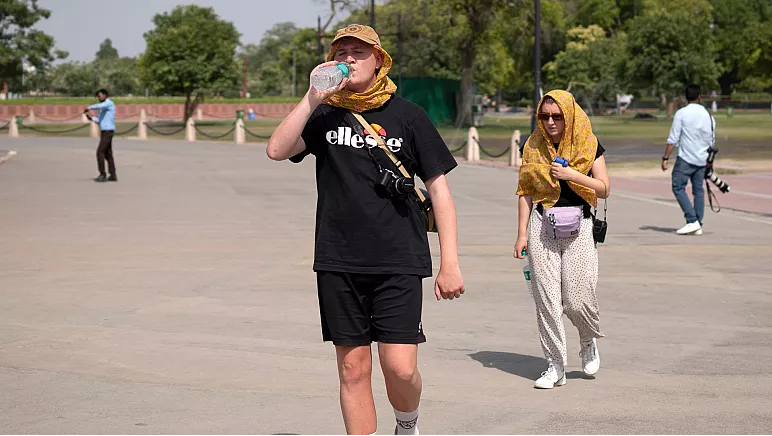 Một du khách nước ngoài uống nước ở New Delhi, Ấn Độ, khi nhiệt độ nóng vượt quá mức bình thường, ngày 23/5/2023. (Ảnh: AP/Altaf Qadri)