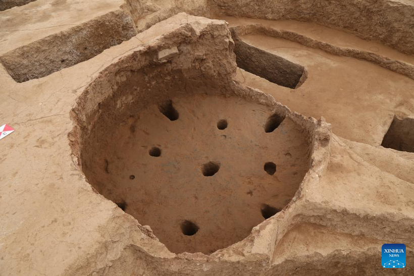 Bức ảnh được chụp vào ngày 6/4/2022 cho thấy một lò gốm được khai quật từ đống đổ nát của một ngôi làng có niên đại hơn 3.000 năm ở làng Zhaoyao.