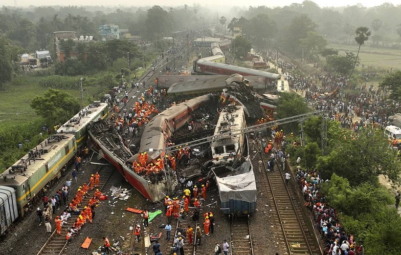 Hiện trường vụ tai nạn đường sắt kinh hoàng ở Ấn Độ. (Ảnh: AP).