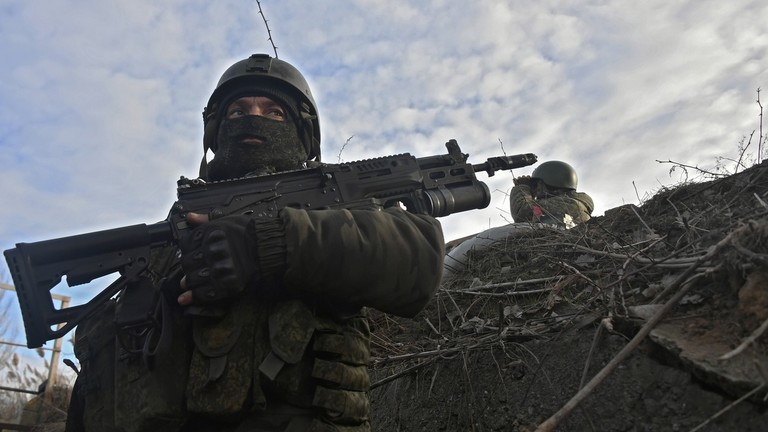 Một quân nhân Nga đứng trong chiến hào ở một vị trí trên tiền tuyến (Ảnh: Sputnik)