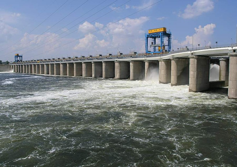 Nhà máy thủy điện Kakhovka bị tấn công, gây ảnh hưởng tới môi trường và nông nghiệp.