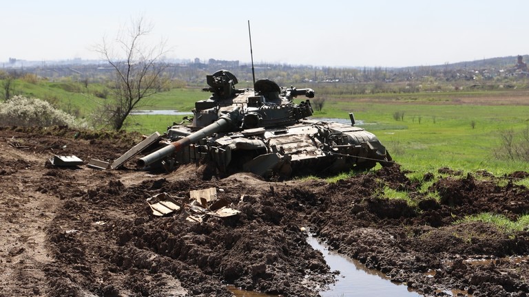 Một xe tăng bị phá hủy ở Donbass. (Ảnh: Sputnik).