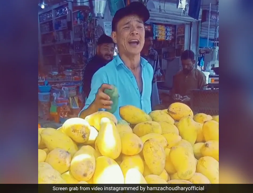 Video người bán trái cây cất giọng hát hút hàng triệu lượt xem