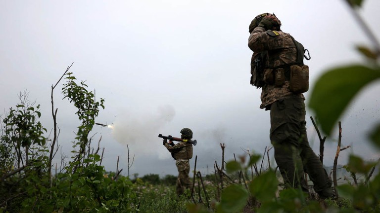 Binh sĩ Ukraine bắn súng phóng lựu trong cuộc giao tranh ở vùng Donetsk, ngày 17/6. (Ảnh: AFP)