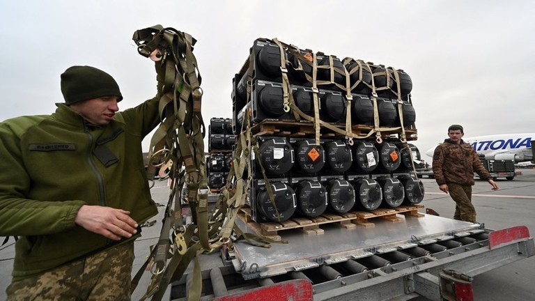 Các quân nhân Ukraine nhận FGM-148 Javelin, tên lửa chống tăng di động do Mỹ cung cấp cho Ukraine. (Ảnh: Sergei SUPINSKY / AFP)