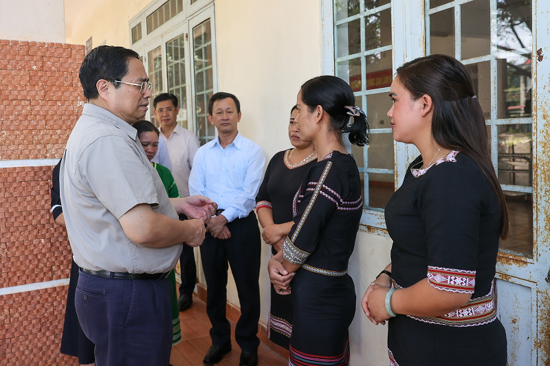 Thủ tướng thăm trường dân tộc nội trú tại huyện nghèo của Kon Tum ảnh 1