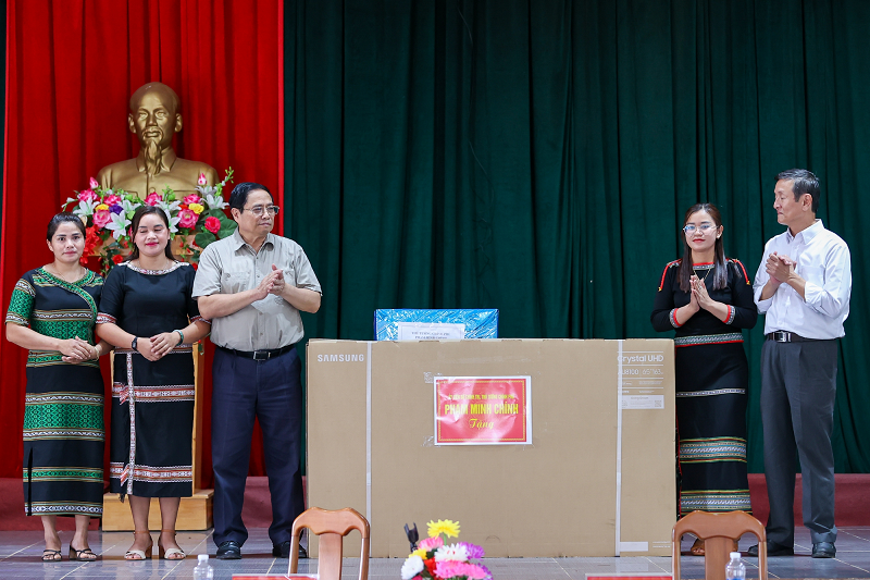 Thủ tướng thăm trường dân tộc nội trú tại huyện nghèo của Kon Tum ảnh 5