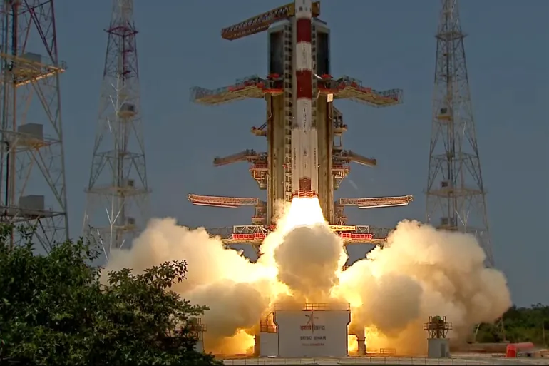Ấn Độ phóng tàu thăm dò Mặt trời, chuẩn bị đưa người vào vũ trụ