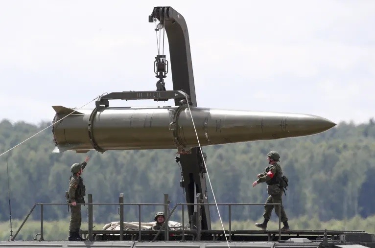 Quân nhân Nga trang bị hệ thống tên lửa chiến thuật Iskander tại diễn đàn kỹ thuật quân sự quốc tế Army-2015 ở Kubinka, ngoại ô Moscow, Nga. (Ảnh: Reuters).