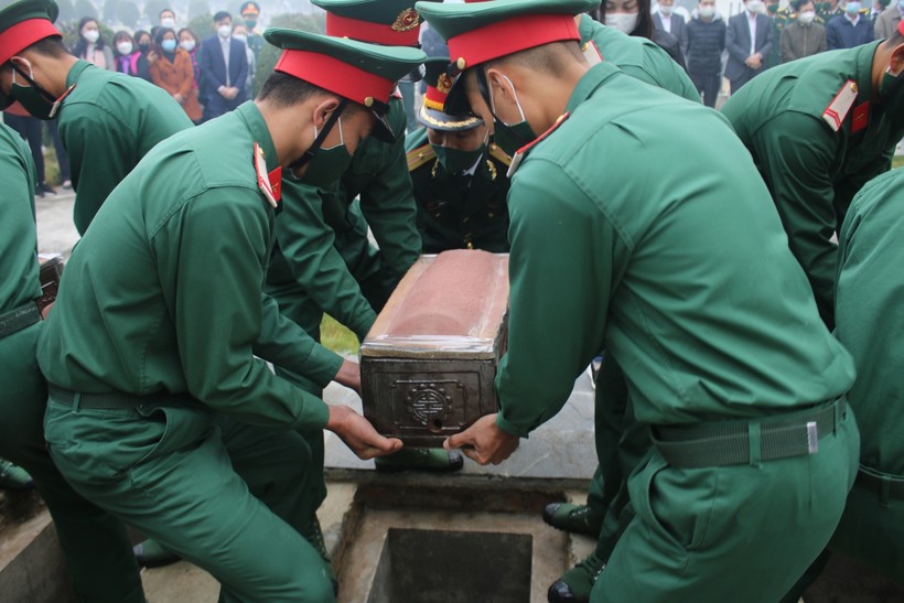 Điện Biên truy điệu và an táng hài cốt 6 liệt sĩ quân tình nguyện Việt Nam hy sinh tại Lào.