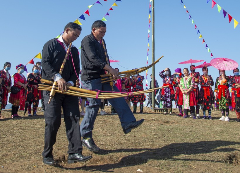 Đàn ông người Mông biểu diễn múa khèn trong Lễ hội Gầu Tào.