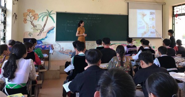 Một giờ học của cô và trò Trường PTDTNT THPT huyện Mường Nhé. Ảnh minh họa.