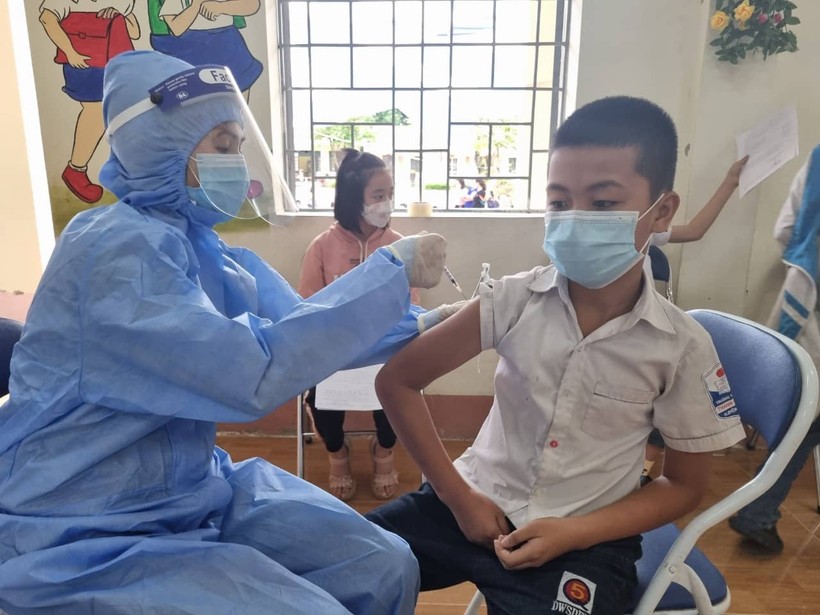 Những học sinh lớp 6 đầu tiên ở Điện Biên được tiêm vắc xin phòng Covid-19.