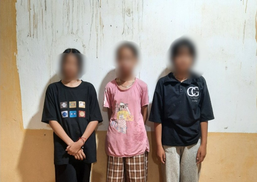 Cả 3 "nữ sinh" được bàn giao về cho gia đình an toàn. Ảnh: Công an xã Thanh Minh.