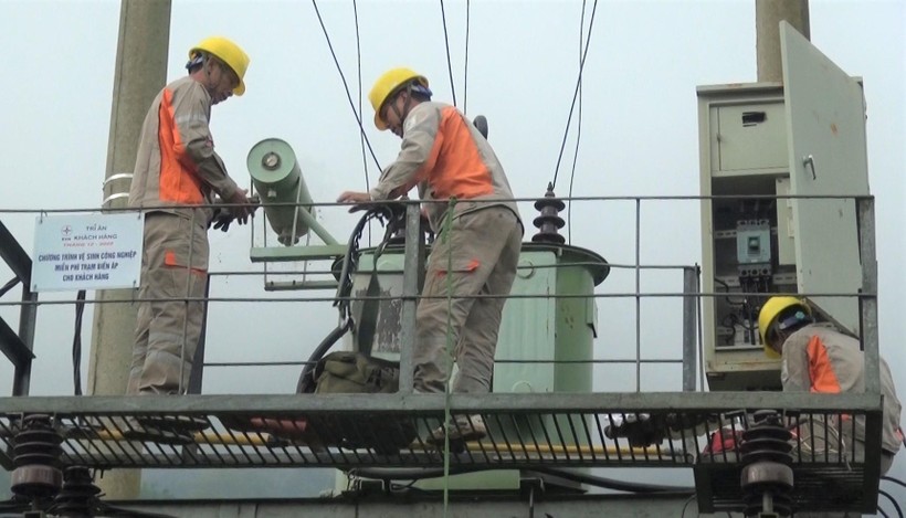 Cán bộ Điện lực huyện Tuần Giáo kiểm tra an toàn tại các trạm biến áp trên địa bàn.