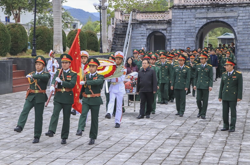 Truy điệu hài cốt liệt sĩ về Nghĩa trang Tông Khao, huyện Điện Biên.