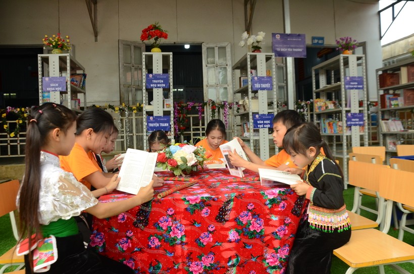 'Tủ sách yêu thương' đến với học sinh vùng khó Điện Biên ảnh 3