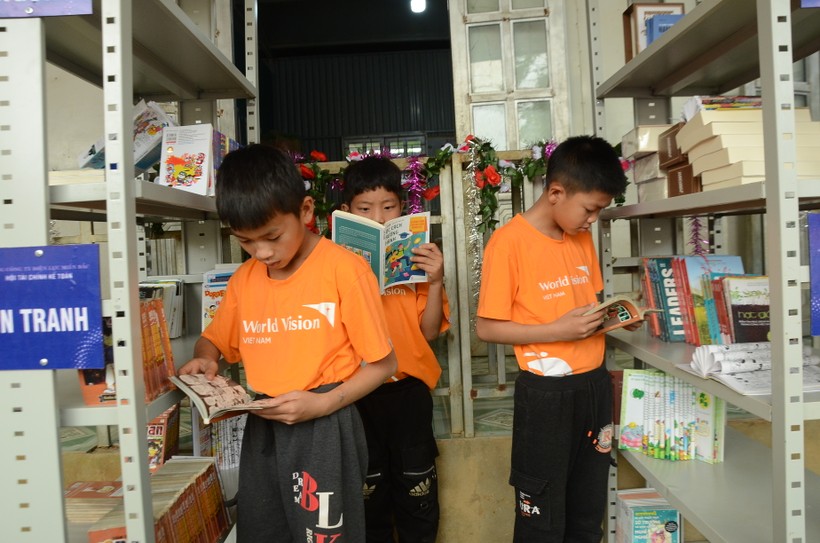 Học sinh Trường PTDTBT Tiểu học Mường Báng tham khảo sách mới.