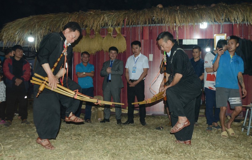 Nghệ nhân huyện Tủa Chùa giới thiệu múa Khèn đến du khách tại Lễ hội hoa Ban Điện Biên.