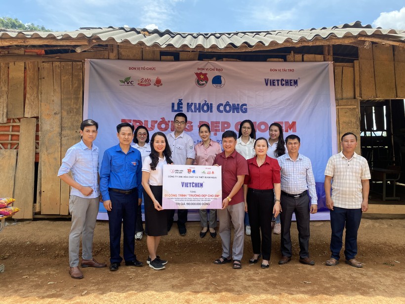 Đại diện đơn vị tài trợ trao kinh phí hỗ trợ xây dựng “Trường đẹp cho em” cho Trường PTDTBT Tiểu học Pú Hồng.