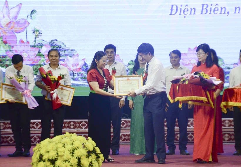 Chủ tịch UBND tỉnh Điện Biên trao Bằng khen cho tập thể tiêu biểu trong phong trào Thi đua yêu nước giai đoạn 2018 - 2023. 